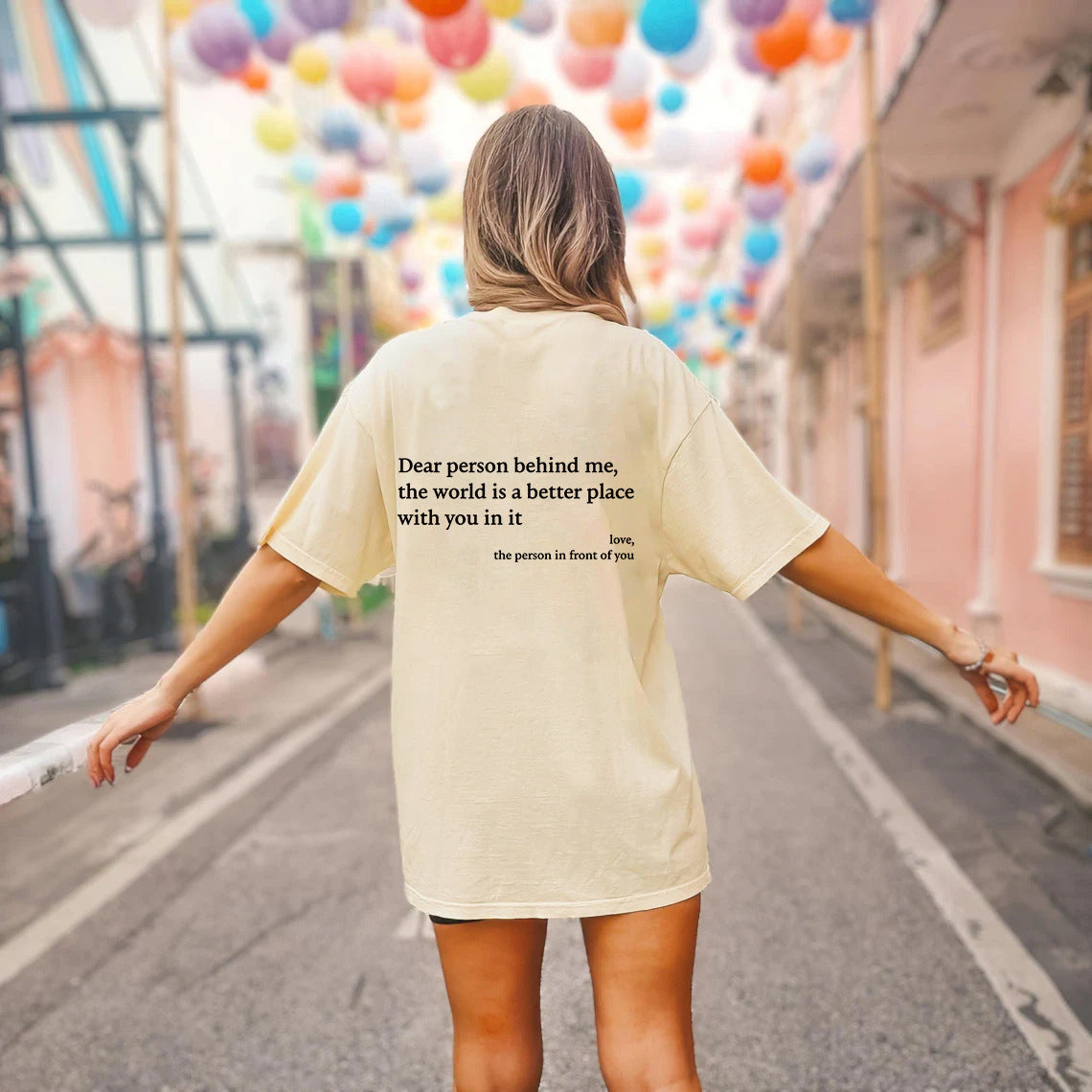 T-shirt pour femmes à col rond et manches courtes avec slogan.