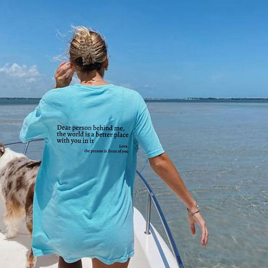 T-shirt pour femmes à col rond et manches courtes avec slogan.