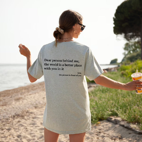 T-shirt pour femmes à col rond et manches courtes avec slogan.