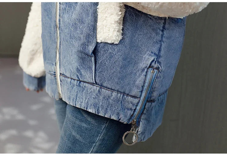 Veste en jean patchwork version coréenne pour femmes, parka courte en laine d'agneau pour l'hiver, veste à capuche avec lettres pour vêtements de rue pour femmes.