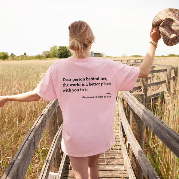 T-shirt pour femmes à col rond et manches courtes avec slogan.